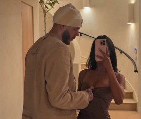 往哪瞄呢👀朗佐-鲍尔晒与女友合照 拉开衣服光明正大饱眼福