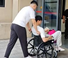心系球队❤曾凡博坐轮椅入场观战总决赛G3 此前腰部重伤赛季报销