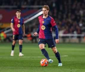 世体：德容缺席今天巴萨的合练，不会参加与瓦伦西亚的比赛